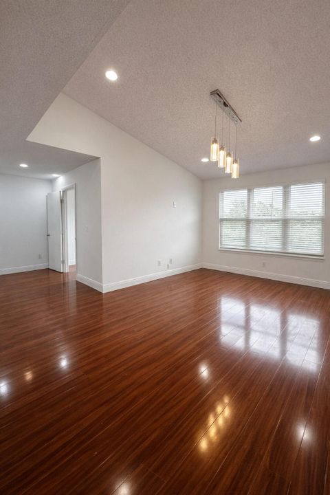 For Rent: $1,950 (2 beds, 1 baths, 887 Square Feet)