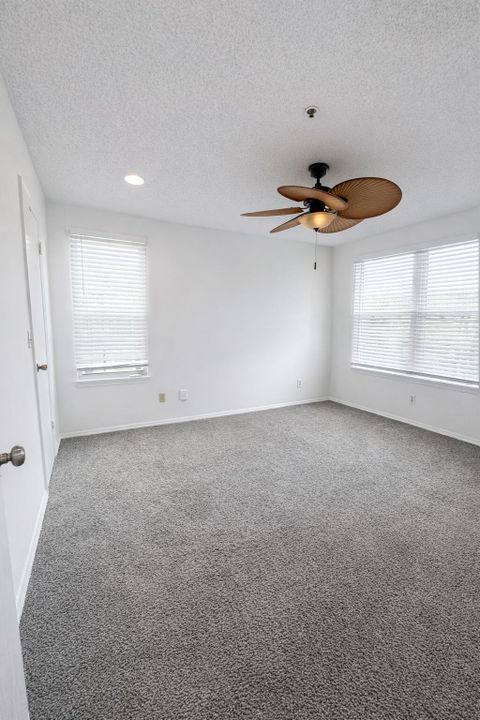 For Rent: $1,950 (2 beds, 1 baths, 887 Square Feet)