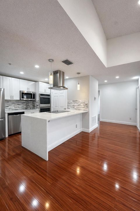 For Rent: $1,950 (2 beds, 1 baths, 887 Square Feet)