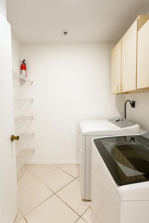 For Rent: $1,950 (2 beds, 1 baths, 887 Square Feet)