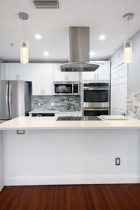 For Rent: $1,950 (2 beds, 1 baths, 887 Square Feet)