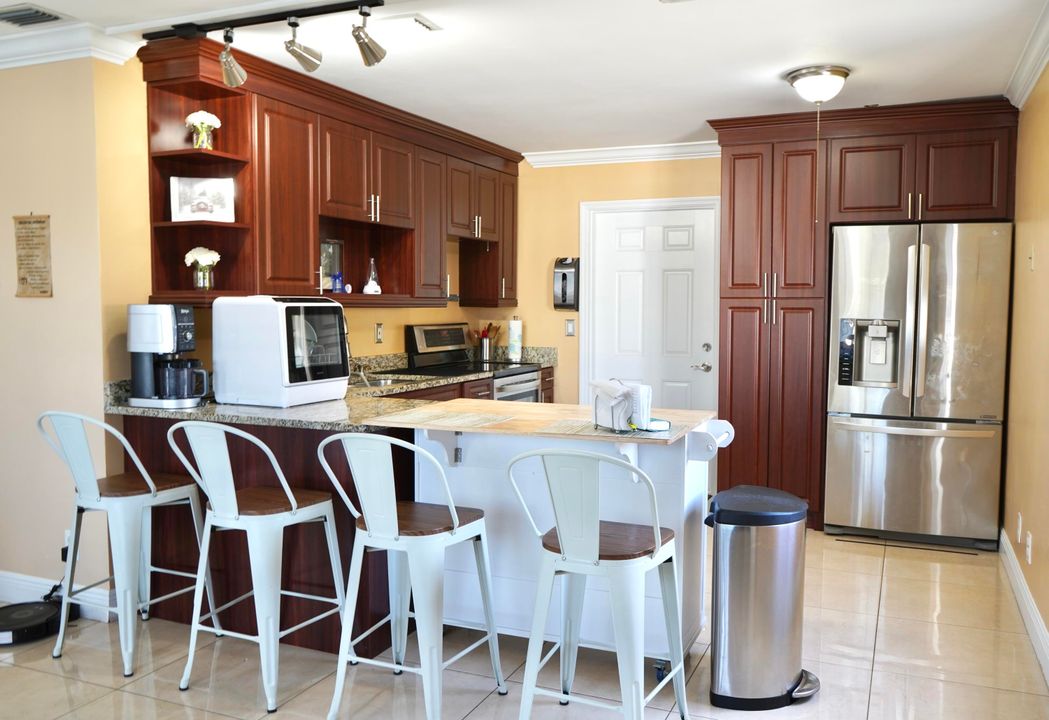 На продажу: $399,000 (3 спален, 1 ванн, 936 Квадратных фут)