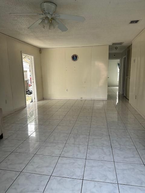 待售: $255,000 (2 贝兹, 1 浴室, 968 平方英尺)