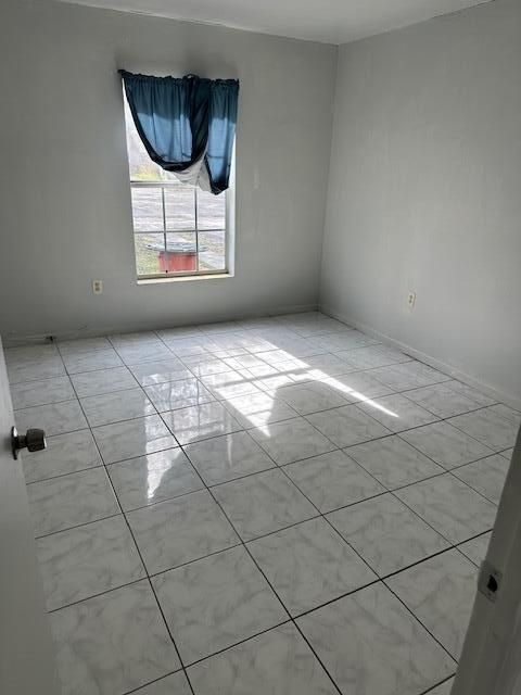 待售: $255,000 (2 贝兹, 1 浴室, 968 平方英尺)