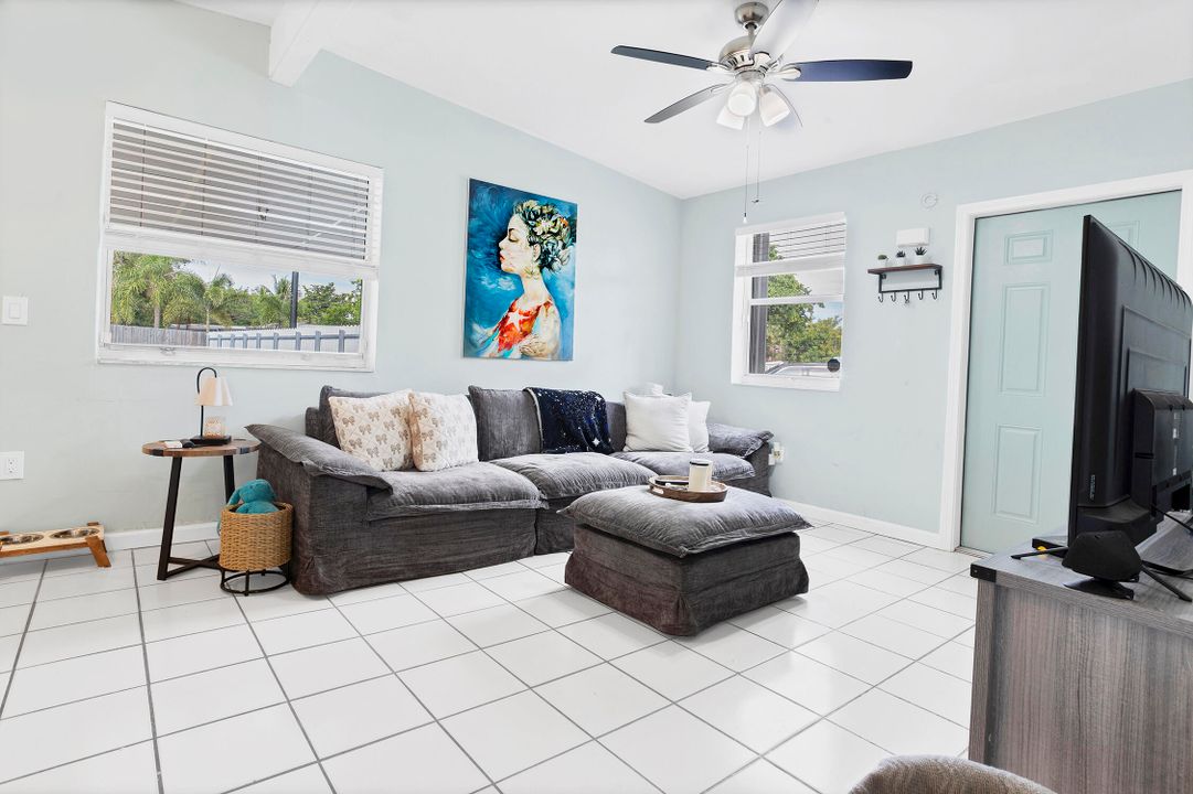 For Sale: $405,900 (3 beds, 1 baths, 828 Square Feet)