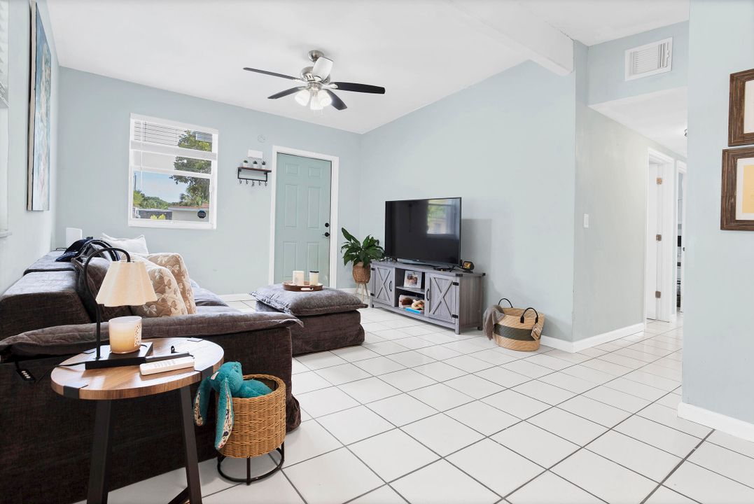 For Sale: $405,900 (3 beds, 1 baths, 828 Square Feet)