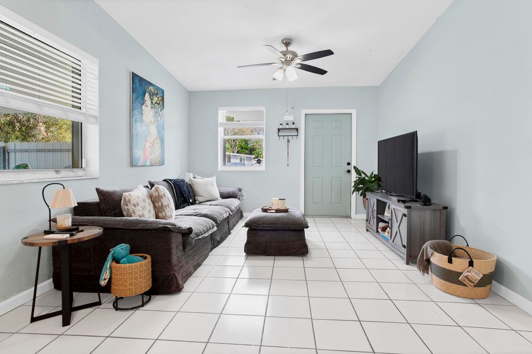 For Sale: $405,900 (3 beds, 1 baths, 828 Square Feet)