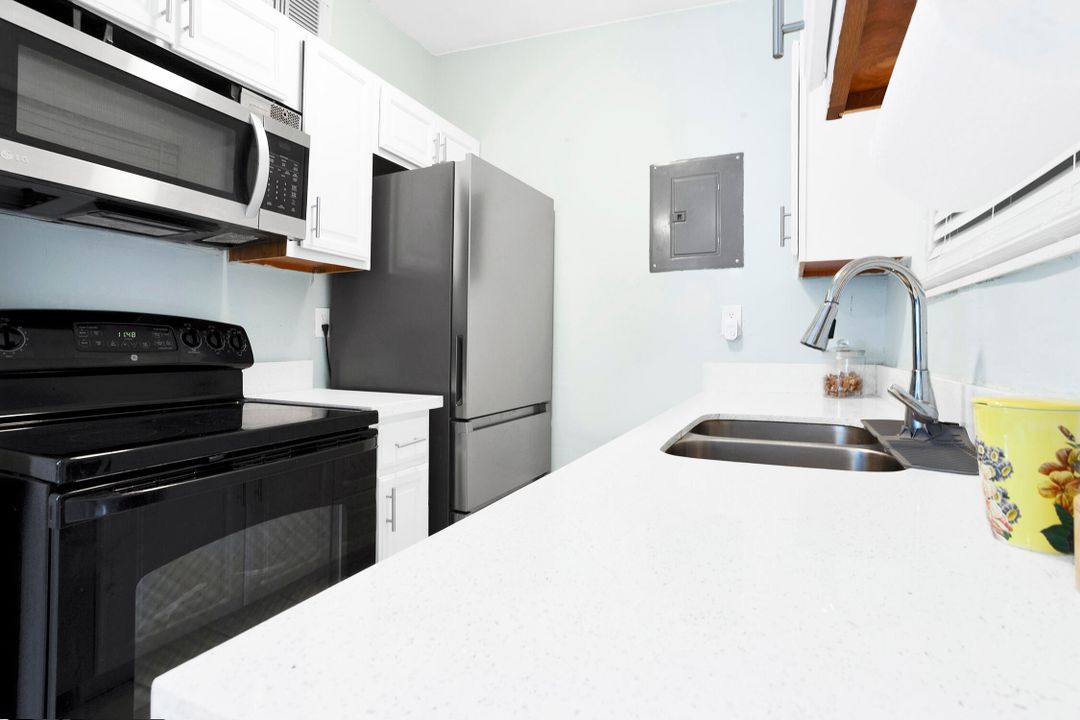 For Sale: $405,900 (3 beds, 1 baths, 828 Square Feet)