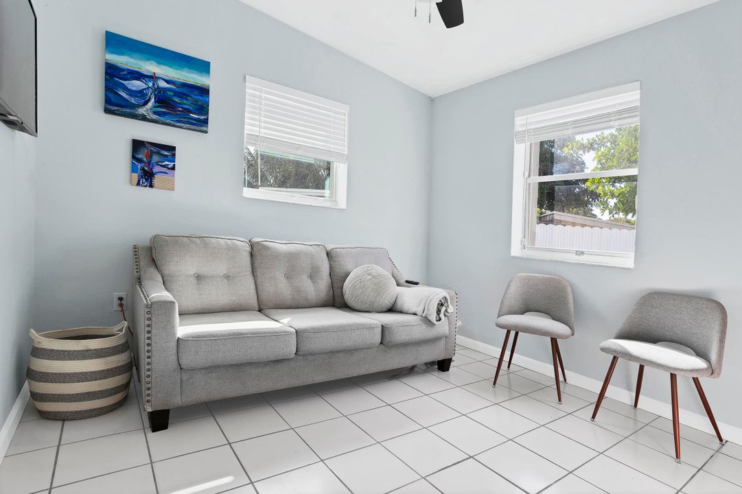 For Sale: $405,900 (3 beds, 1 baths, 828 Square Feet)