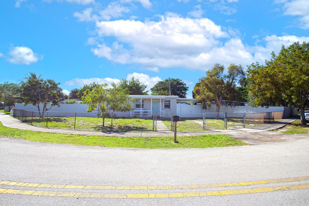 For Sale: $405,900 (3 beds, 1 baths, 828 Square Feet)