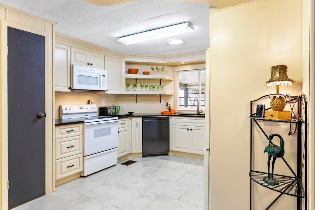 На продажу: $189,900 (2 спален, 2 ванн, 1200 Квадратных фут)