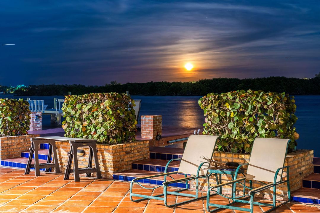 待售: $9,999,999 (2 贝兹, 2 浴室, 2332 平方英尺)