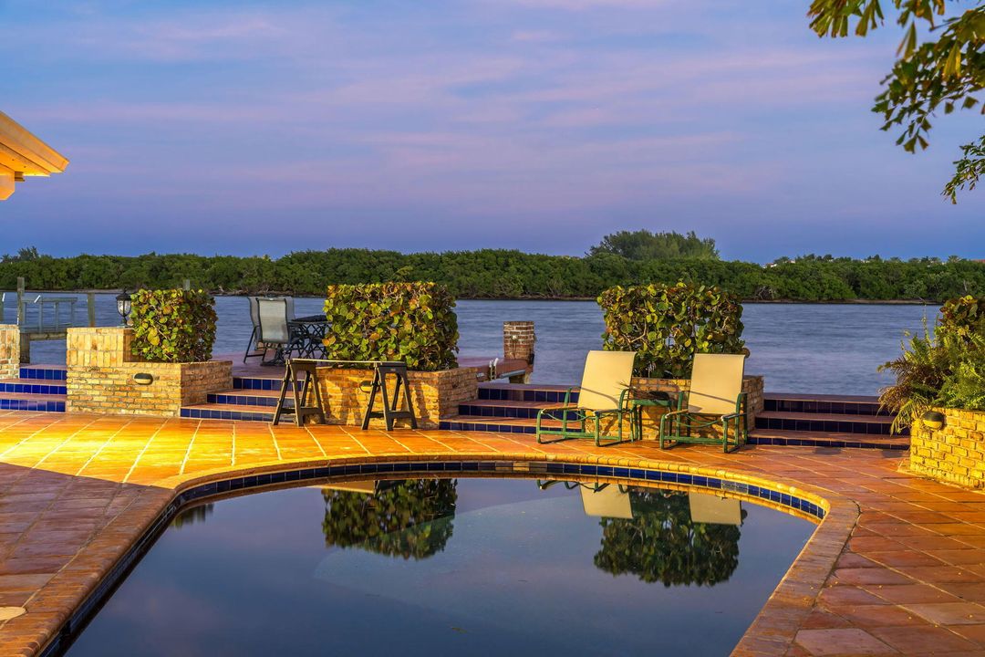 待售: $9,999,999 (2 贝兹, 2 浴室, 2332 平方英尺)