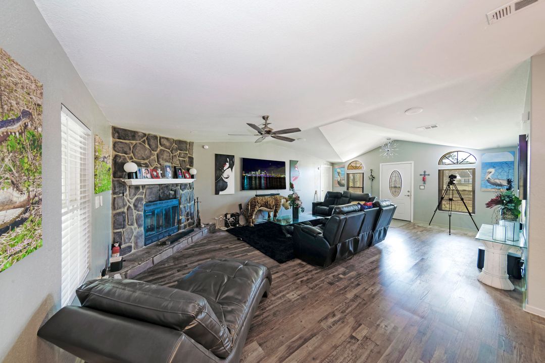 На продажу: $369,000 (4 спален, 2 ванн, 2094 Квадратных фут)