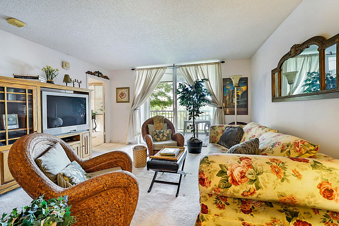 На продажу: $125,000 (2 спален, 2 ванн, 1145 Квадратных фут)