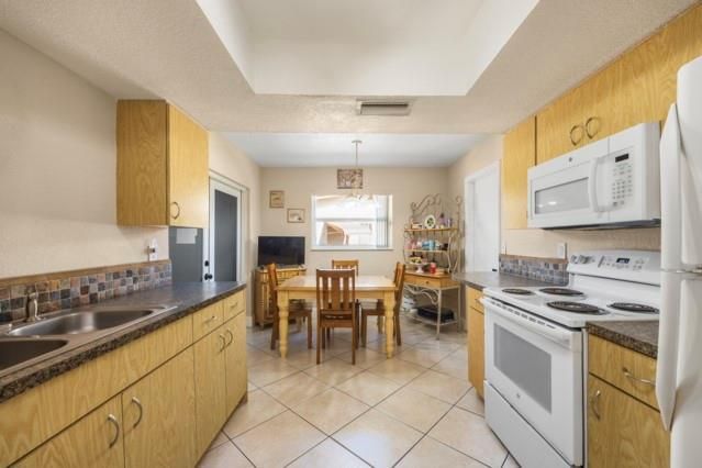 For Sale: $350,000 (3 beds, 2 baths, 1400 Square Feet)