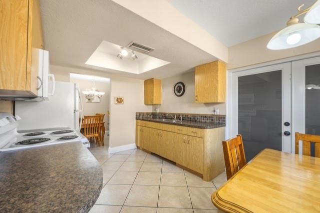 For Sale: $350,000 (3 beds, 2 baths, 1400 Square Feet)