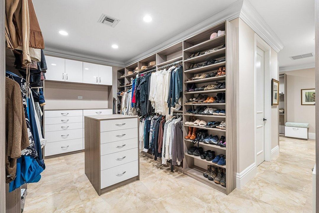 For Sale: $3,650,000 (5 beds, 4 baths, 5368 Square Feet)