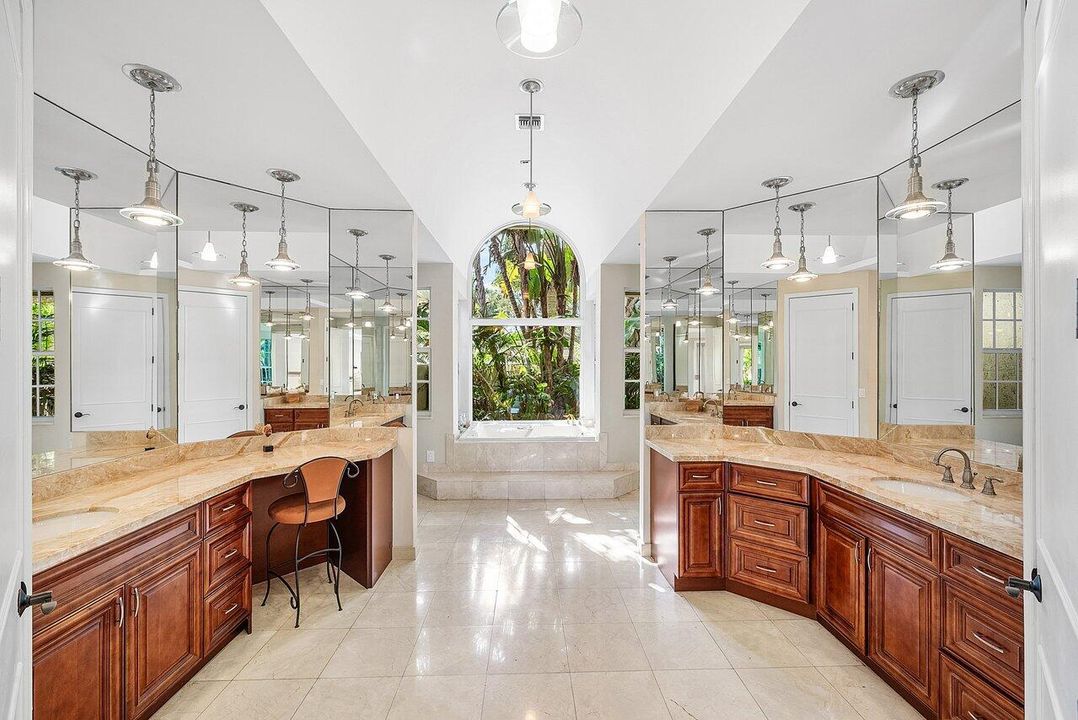 For Sale: $3,650,000 (5 beds, 4 baths, 5368 Square Feet)