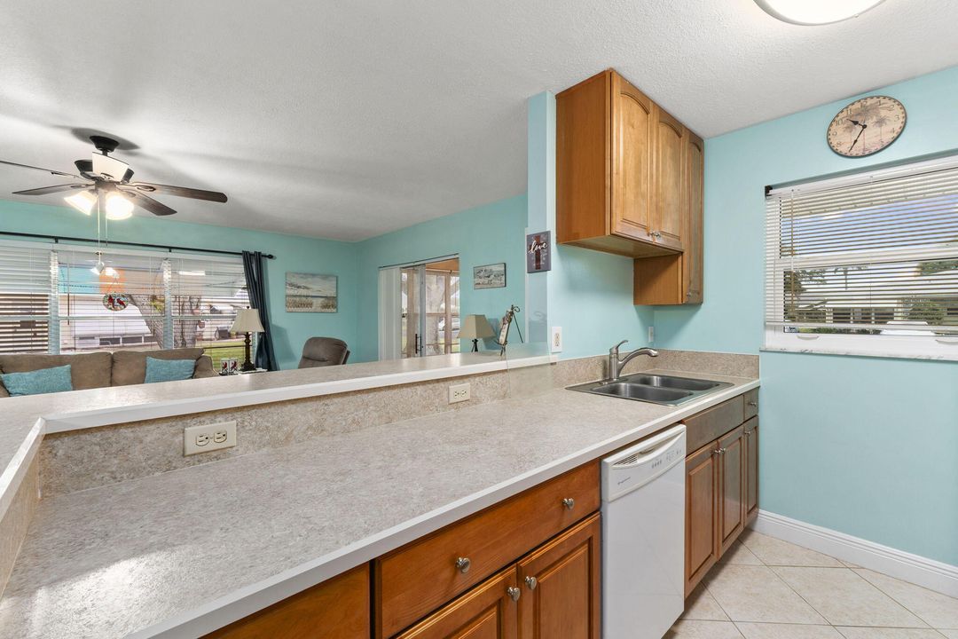 На продажу: $119,000 (2 спален, 2 ванн, 1120 Квадратных фут)