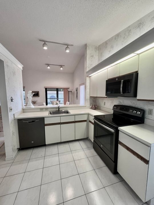 На продажу: $195,000 (3 спален, 2 ванн, 1385 Квадратных фут)