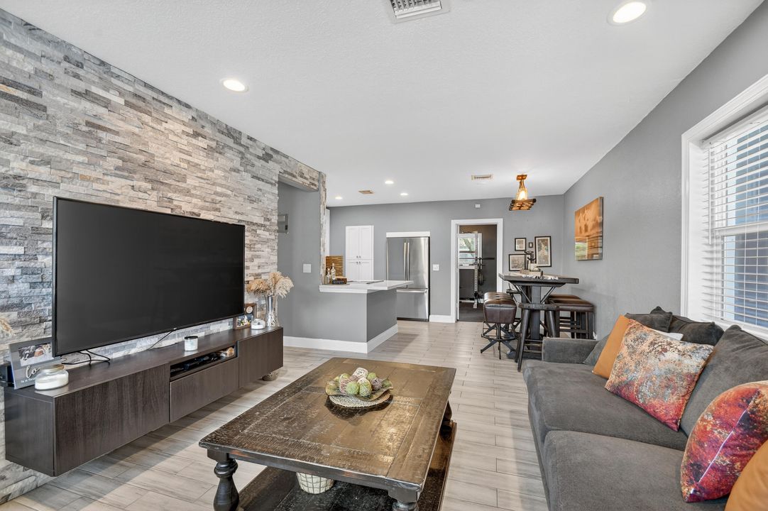 Active With Contract: $358,888 (3 beds, 1 baths, 1266 Square Feet)