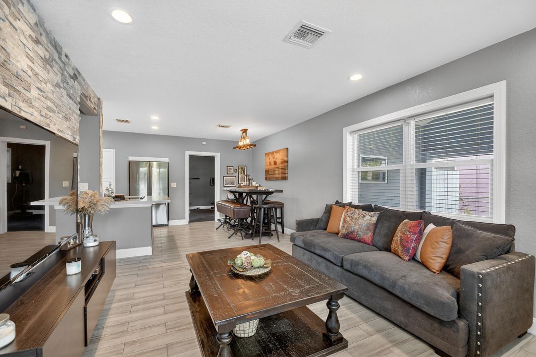 Active With Contract: $358,888 (3 beds, 1 baths, 1266 Square Feet)