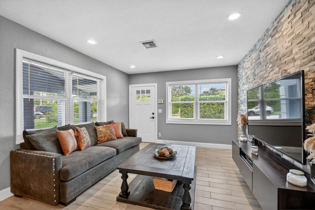 Active With Contract: $358,888 (3 beds, 1 baths, 1266 Square Feet)