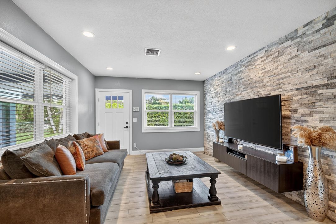 Active With Contract: $358,888 (3 beds, 1 baths, 1266 Square Feet)