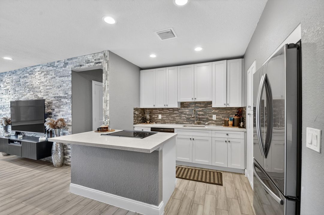 Active With Contract: $358,888 (3 beds, 1 baths, 1266 Square Feet)