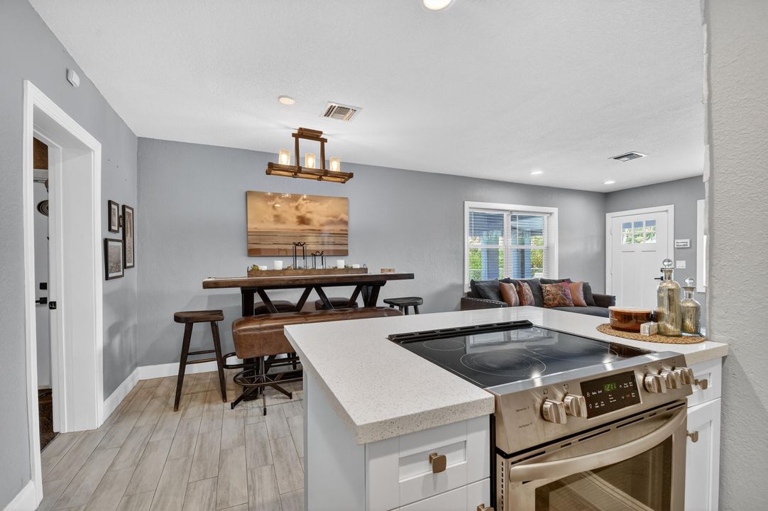 Active With Contract: $358,888 (3 beds, 1 baths, 1266 Square Feet)