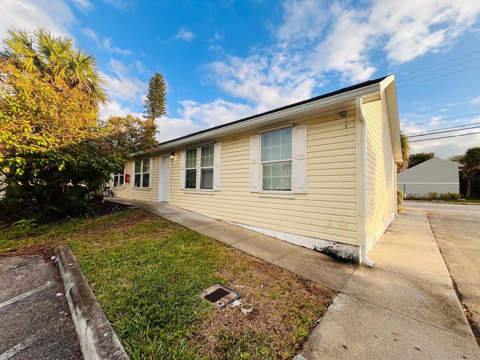 Active With Contract: $2,450 (3 beds, 2 baths, 1000 Square Feet)