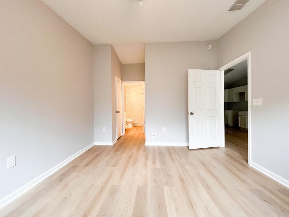 Active With Contract: $2,450 (3 beds, 2 baths, 1000 Square Feet)