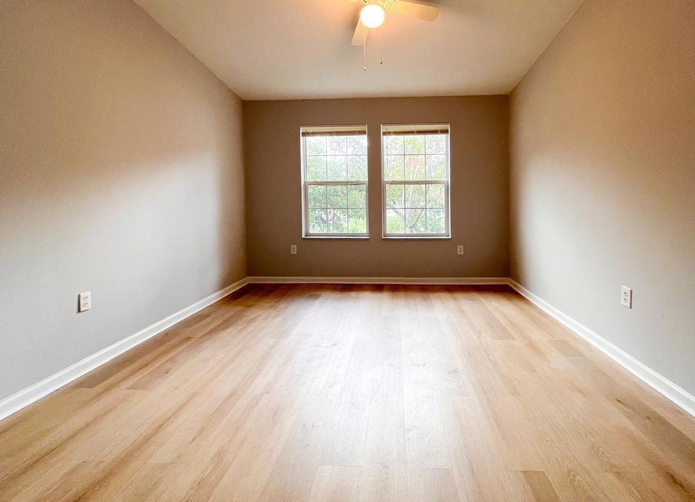 Active With Contract: $2,450 (3 beds, 2 baths, 1000 Square Feet)