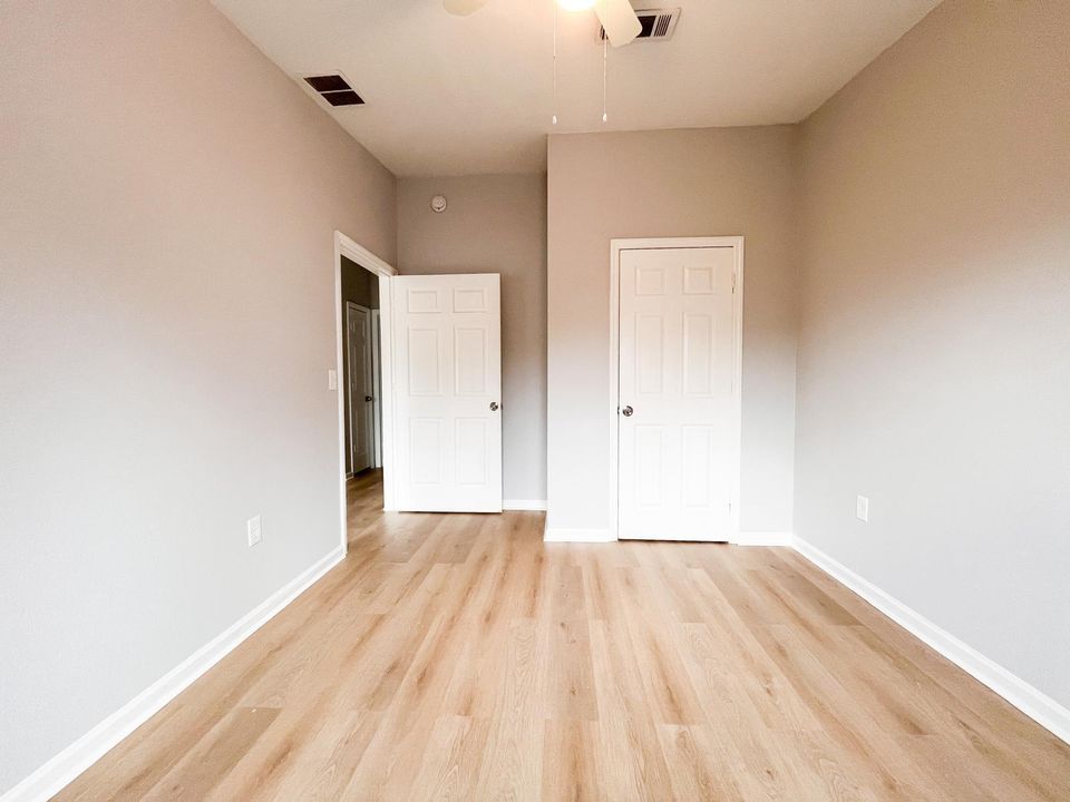 Active With Contract: $2,450 (3 beds, 2 baths, 1000 Square Feet)