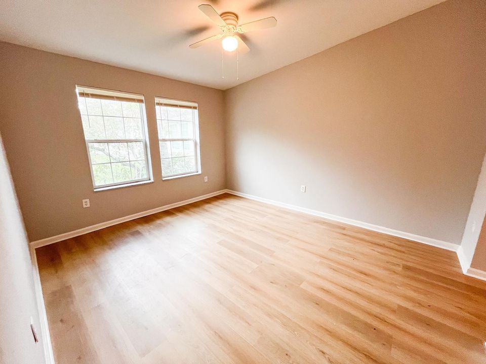 Active With Contract: $2,450 (3 beds, 2 baths, 1000 Square Feet)