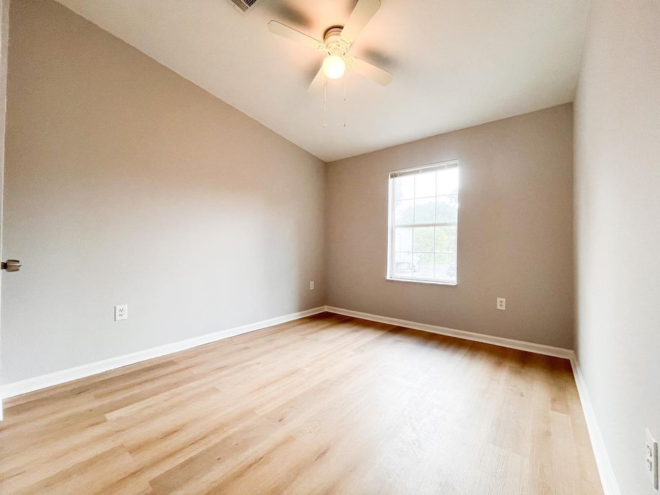 Active With Contract: $2,450 (3 beds, 2 baths, 1000 Square Feet)