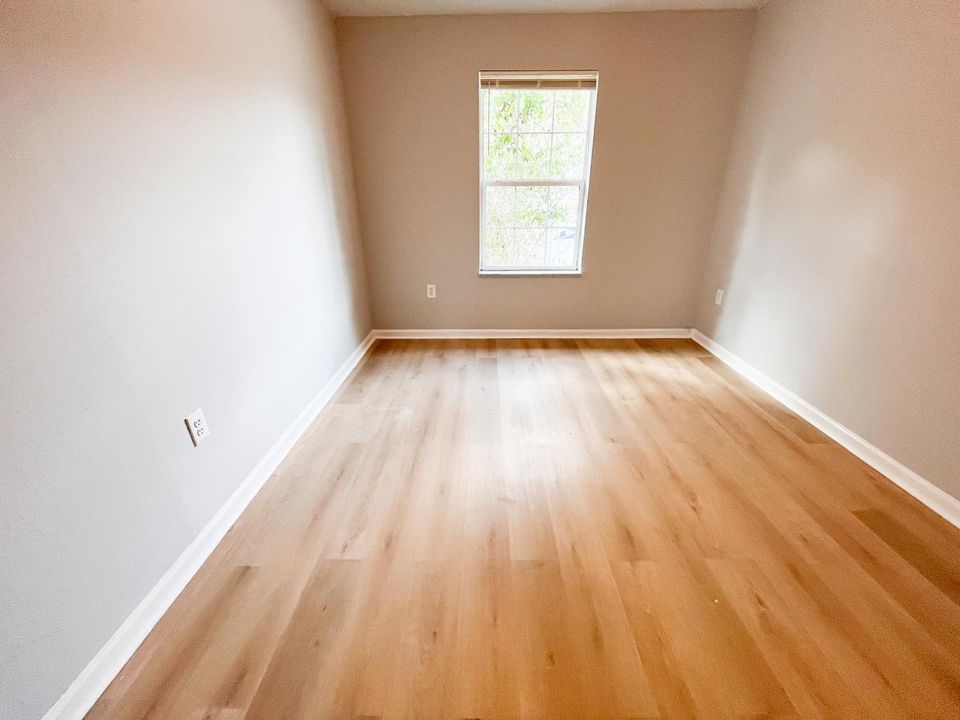 Active With Contract: $2,450 (3 beds, 2 baths, 1000 Square Feet)