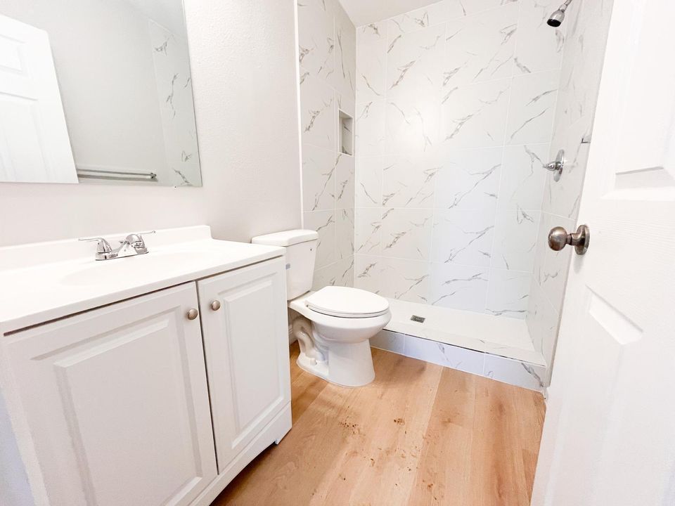 Active With Contract: $2,450 (3 beds, 2 baths, 1000 Square Feet)