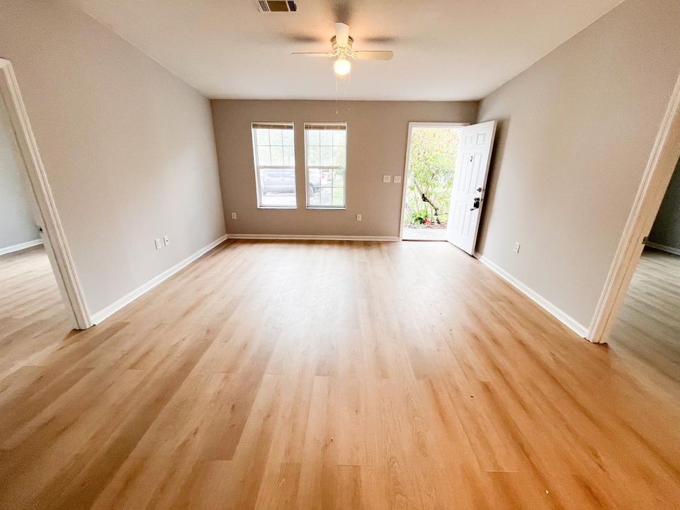 Active With Contract: $2,450 (3 beds, 2 baths, 1000 Square Feet)