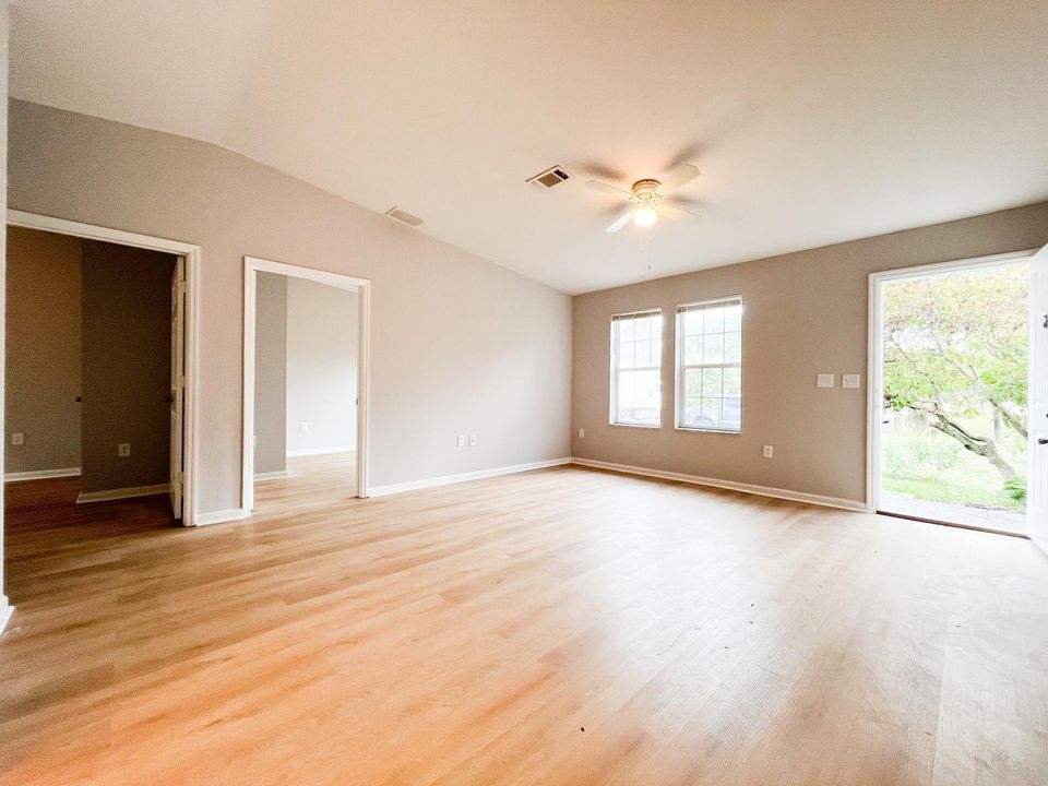 Active With Contract: $2,450 (3 beds, 2 baths, 1000 Square Feet)