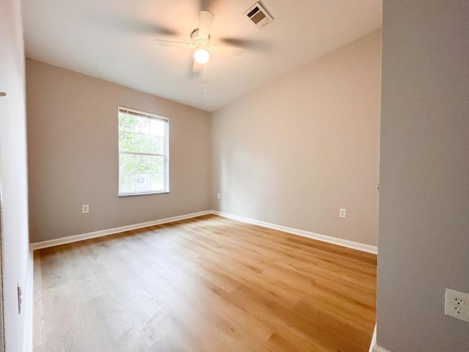 Active With Contract: $2,450 (3 beds, 2 baths, 1000 Square Feet)