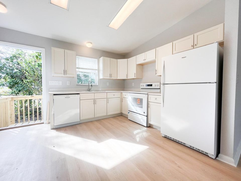 Active With Contract: $2,450 (3 beds, 2 baths, 1000 Square Feet)