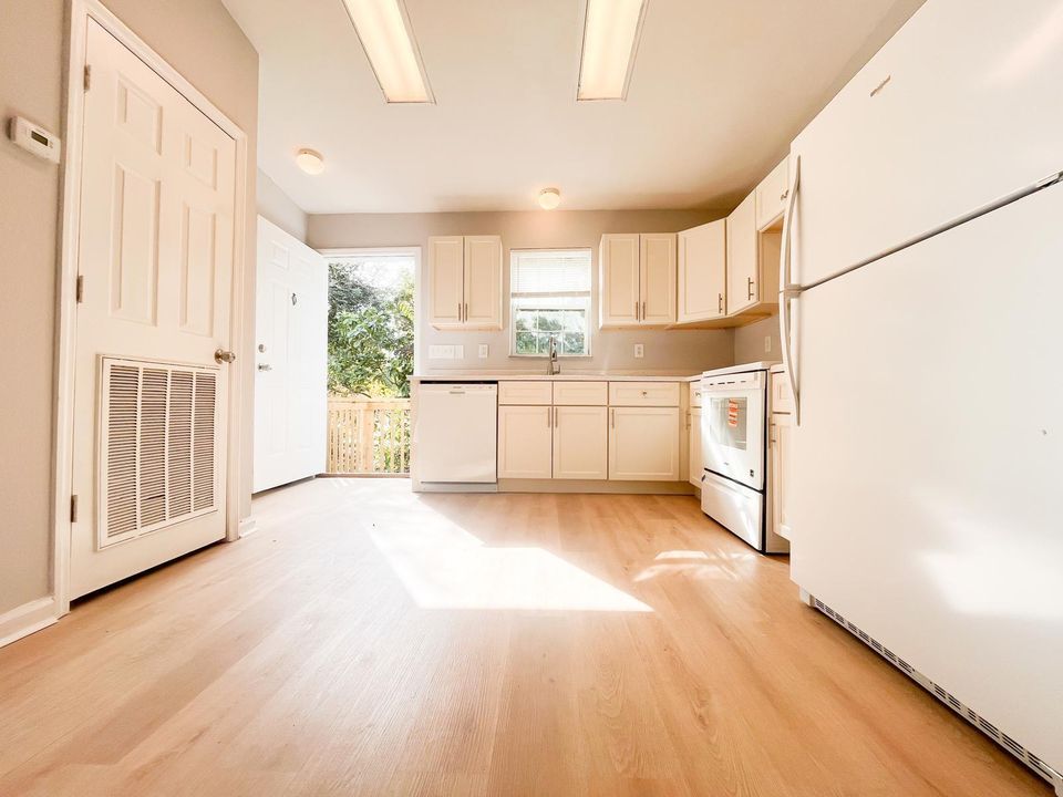 Active With Contract: $2,450 (3 beds, 2 baths, 1000 Square Feet)