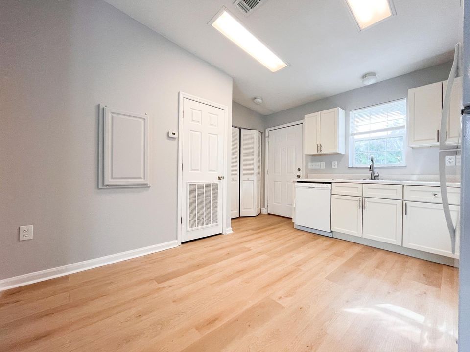 Active With Contract: $2,450 (3 beds, 2 baths, 1000 Square Feet)