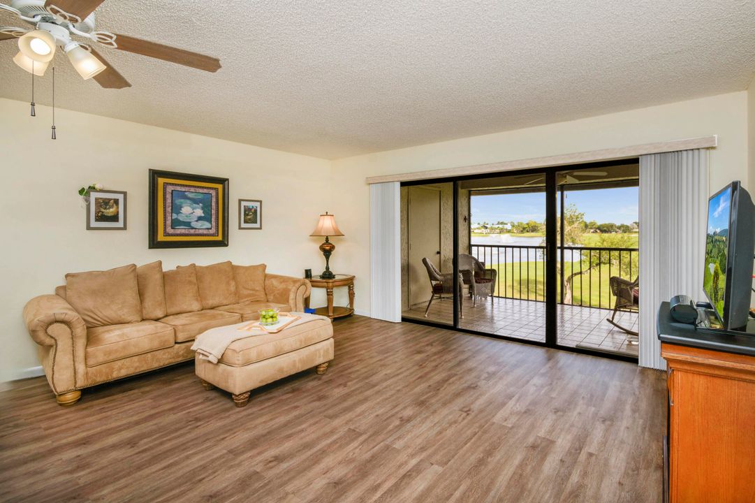 For Sale: $275,000 (2 beds, 2 baths, 1245 Square Feet)