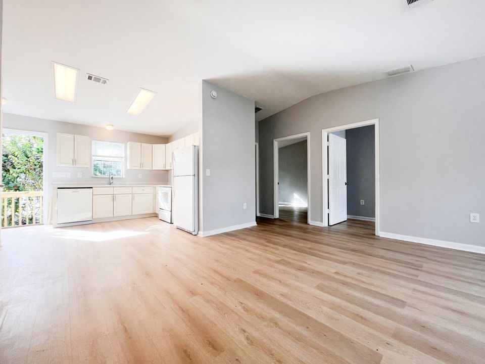 Active With Contract: $2,450 (3 beds, 2 baths, 1000 Square Feet)