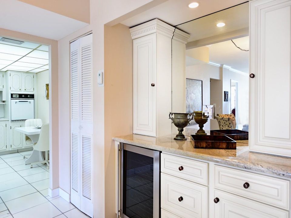 For Rent: $2,500 (1 beds, 1 baths, 1008 Square Feet)