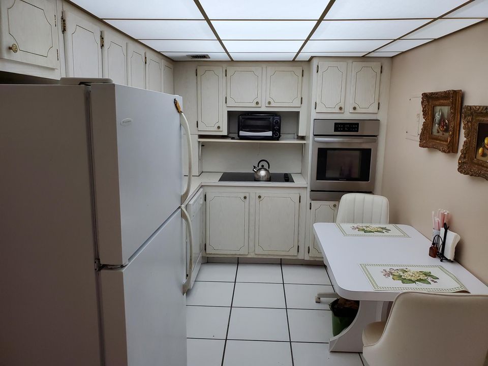 For Rent: $2,500 (1 beds, 1 baths, 1008 Square Feet)