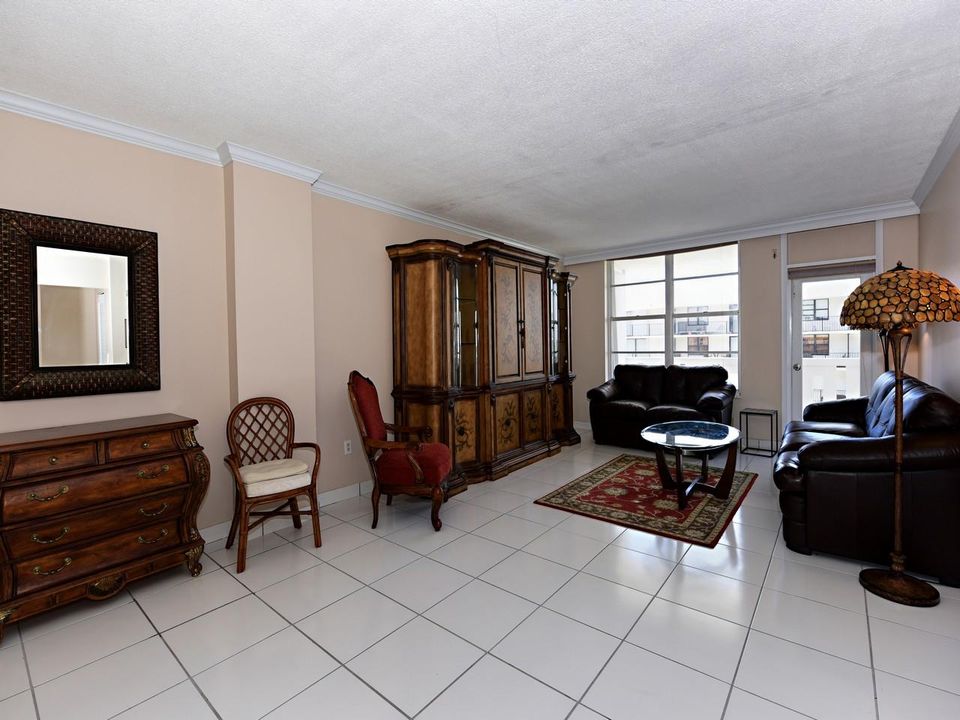 For Rent: $2,500 (1 beds, 1 baths, 1008 Square Feet)